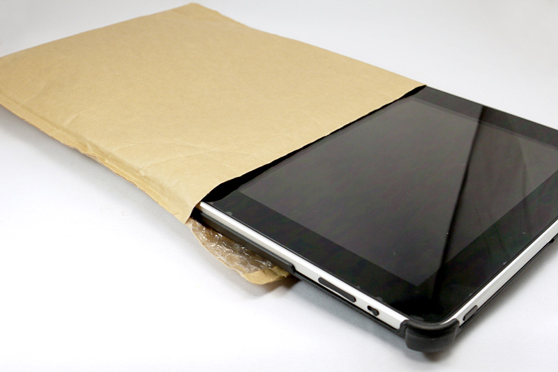 液晶面が剥き出しになるので、<a href="http://k-tai.impress.co.jp/docs/column/todays_goods/20101115_406563.html">バブルラッパー</a>に入れようとしたが、ちょっと無理があった……。そのままクロスになるような袋があると嬉しいかも