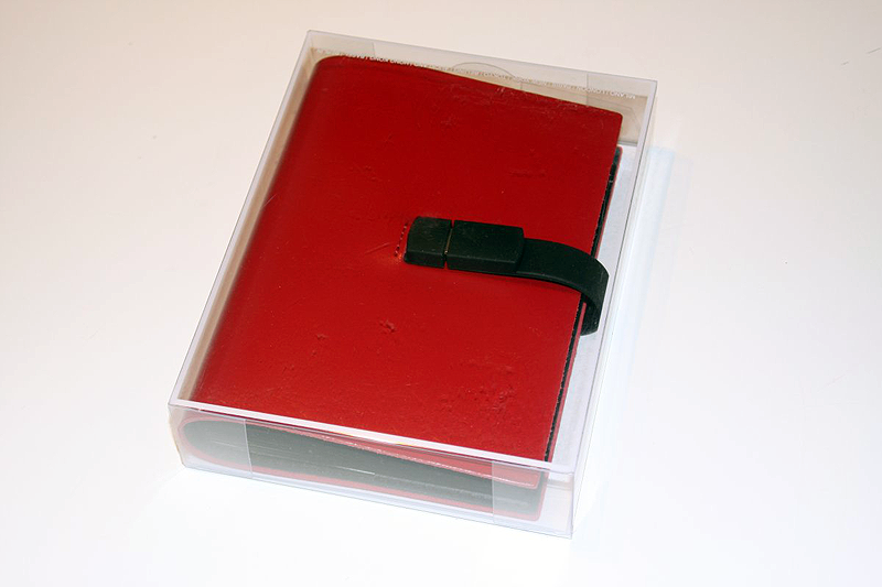 「USB レザージャーナル Quattro Giga」は一見してごく普通のシステムノート風のノートブック