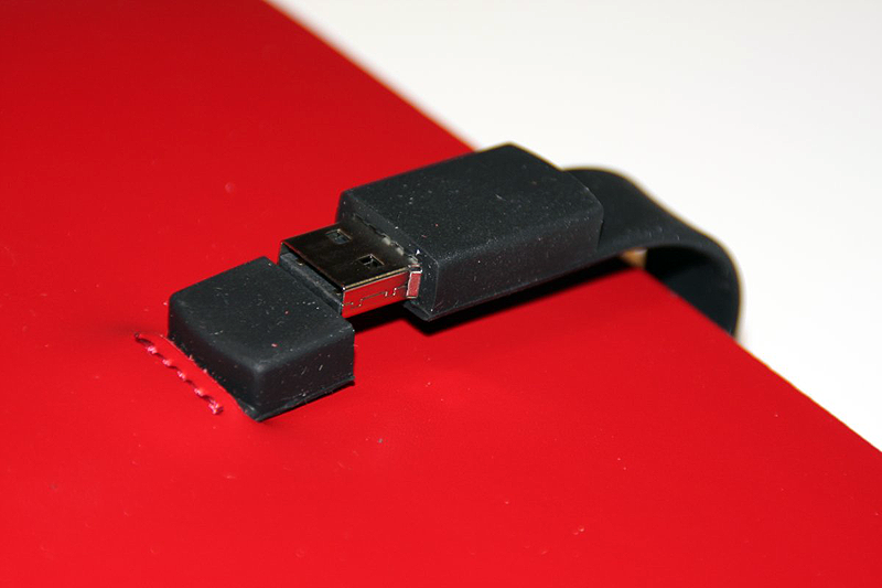 閉じられたベルトは、ヌメッとした感覚で外れる。そこにはUSB端子が……