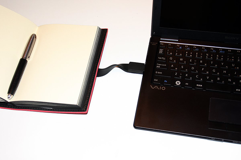 USBポートの向きによってはQuattro GigaのUSBケーブルが捻れてしまい、美しくない