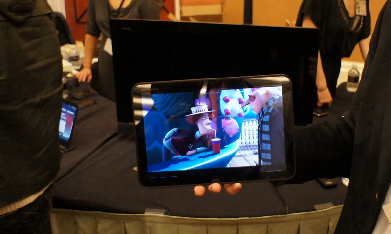 Android 3.0（Honeycomb）搭載の米MotorolaのXOOM。ビデオによるデモが中心。通信モジュールの交換で他方式にも対応可能という