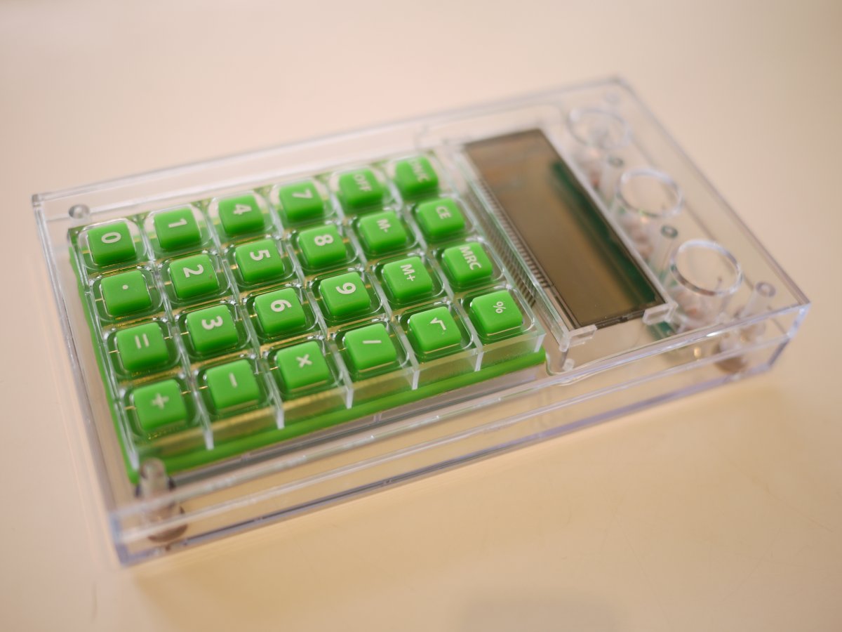 透明アクリル製のパッケージと、基盤、キーボードはECOイメージなグリーンで統一