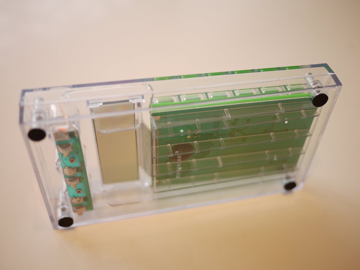 アクリルのサッシで基盤の固定と全体を補強している。