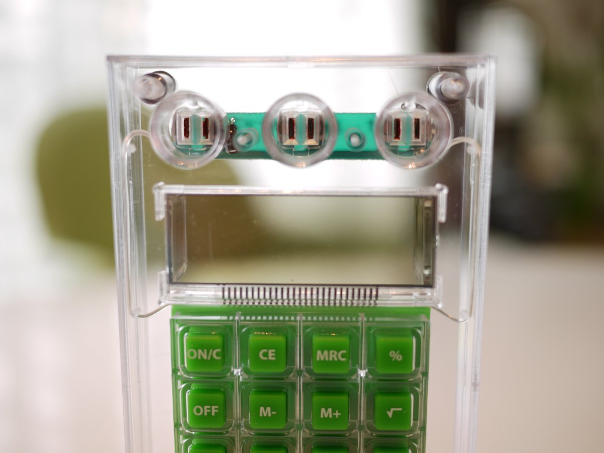 水力電池を挿入する3個のバッテリースロット