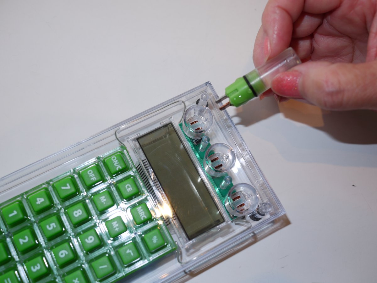 ガイドレールに沿って3本の水力電池を装填する