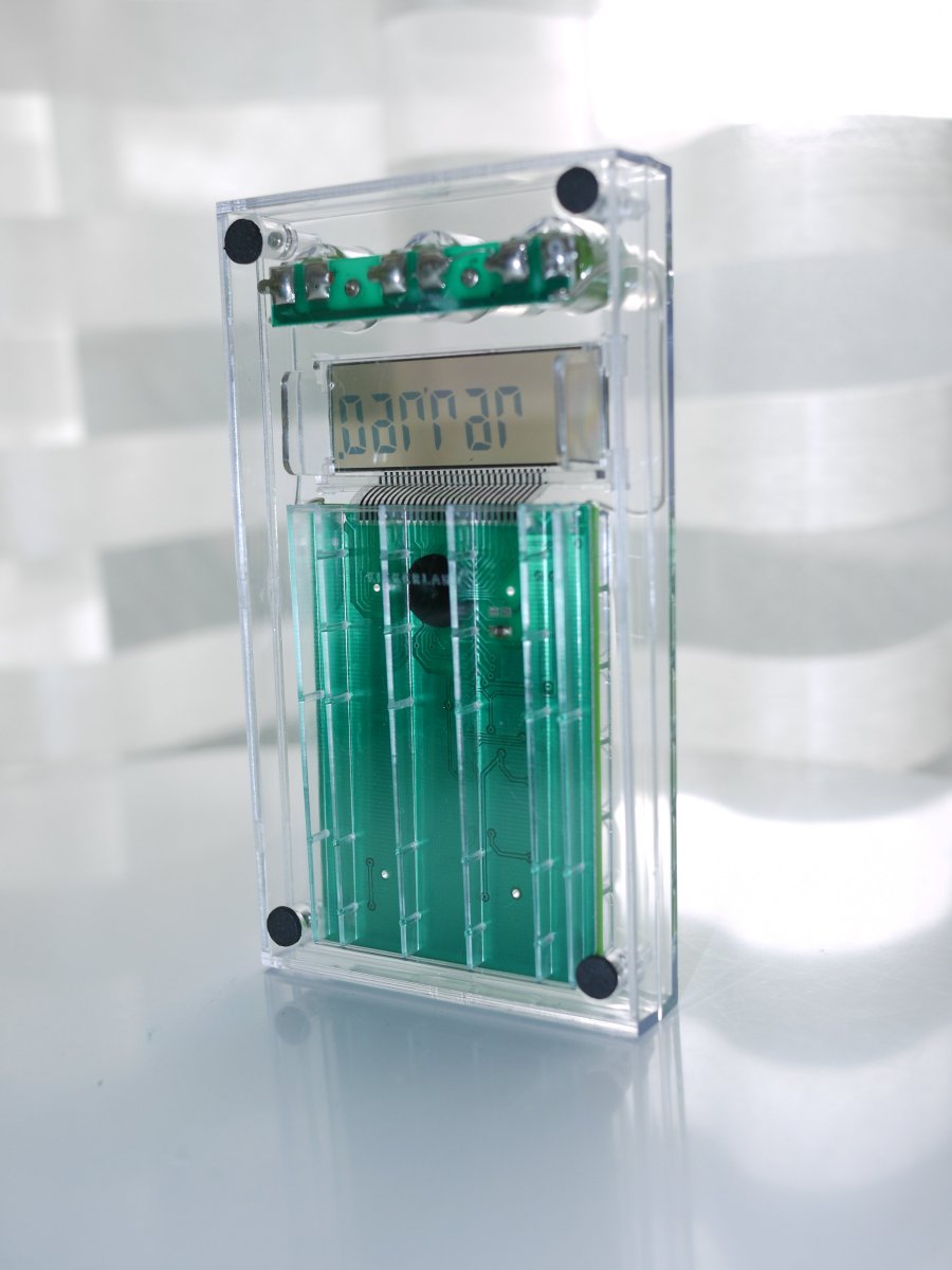 計算結果は背面からも見えるという極めてシュールな構造だ