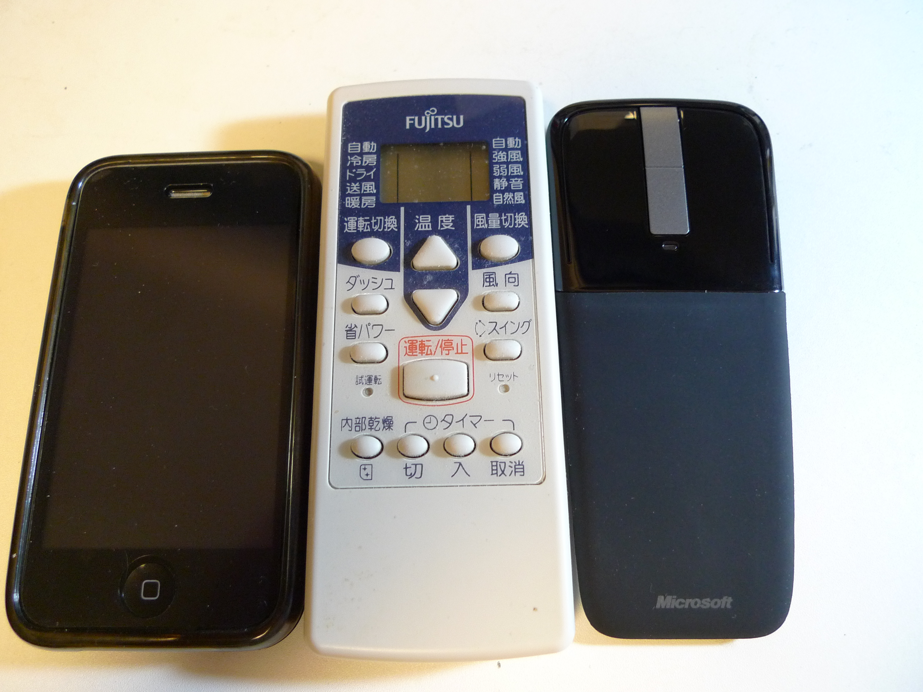 iPhone、リモコンとのサイズ比較