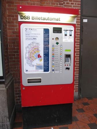 券売機（筆者撮影）の右上にSMSの説明がある