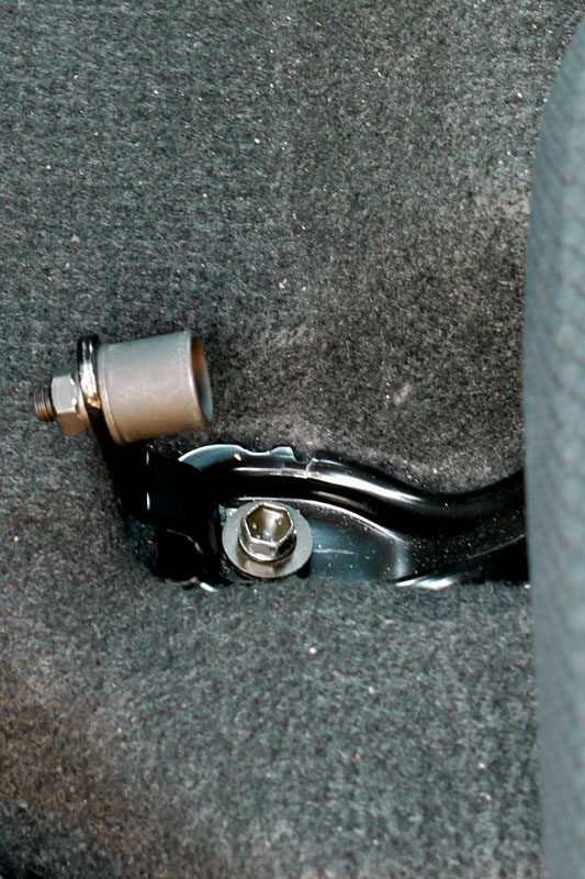 こんな金具。車種により板状の金具を改造（曲げるなど）する必要がある。拙者のクルマがそう