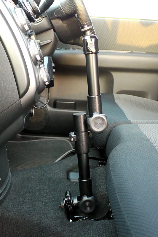 関節は3箇所。可動範囲はかな～り広い。アームはゴツいが、さほど邪魔にならない