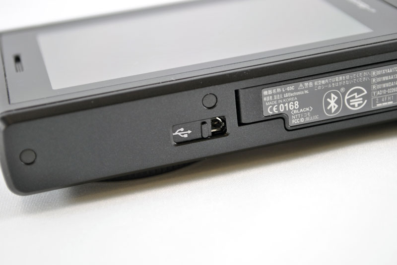 microUSB端子のカバーは、スライドで開閉する