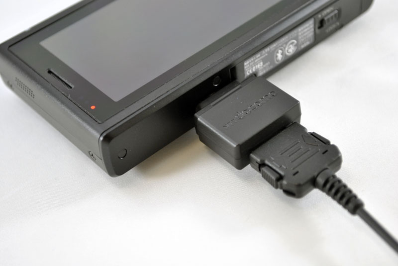 充電する際は、付属の変換アダプタを使う