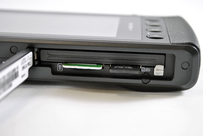 電池パックカバーを開けると、SIMカードとmicroSDカードのスロットがある