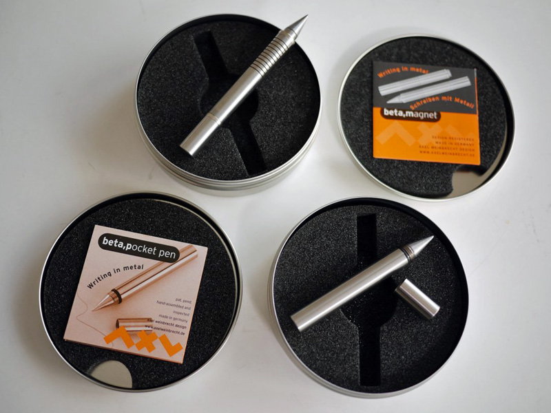 マグネチックメタルペン（上）とメタルペン（下）　マグネチックメタルペンはキャップがマグネチックになっていてキャップの取り外しが容易で、キャップの紛失の危険が少ない