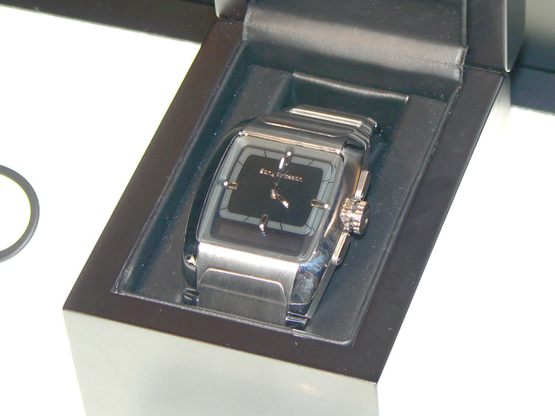 日本未発売のBluetooth対応腕時計「MBW-100」