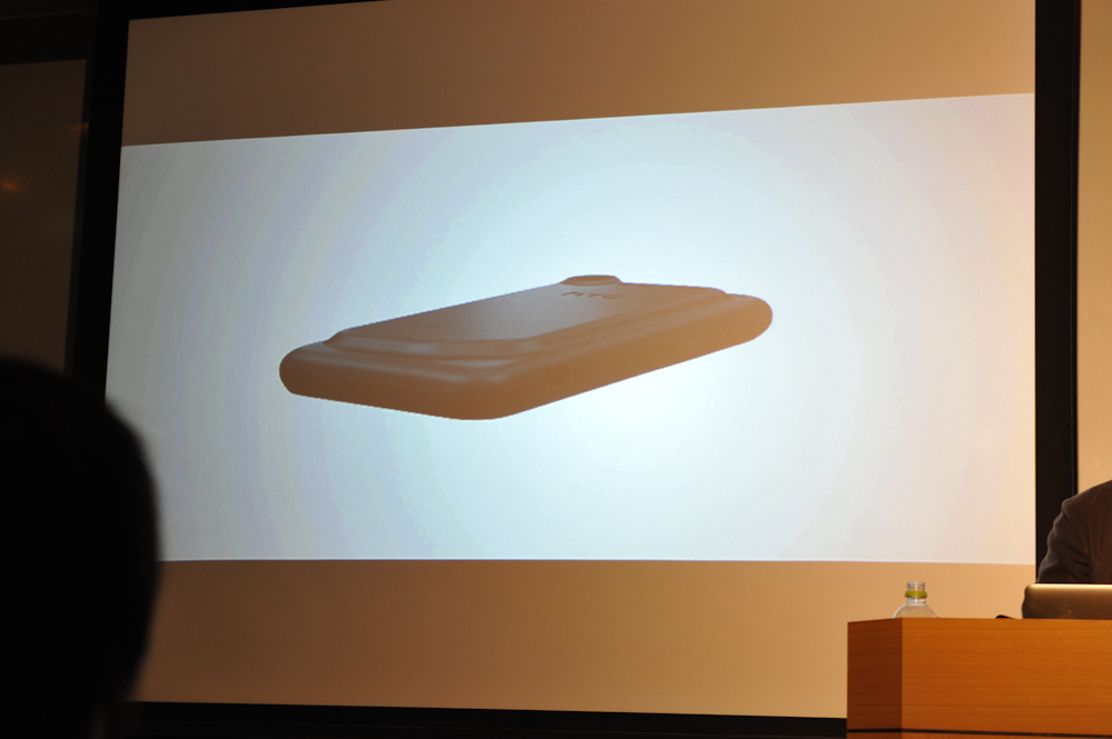 「Incredible S」の、内部パーツを押し出したような特徴的な背面デザイン