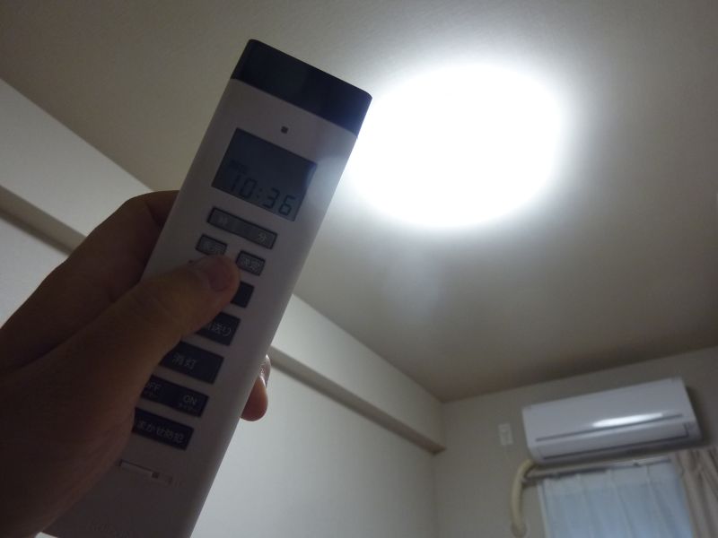 リモコンでオン・オフ。布団から出たくない朝・夜にも活躍