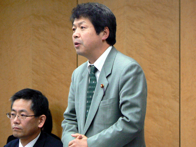 挨拶する平岡副大臣（右）。左は冒頭出席した森田高政務官