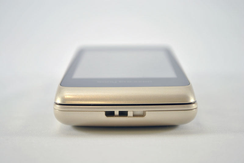 下部、ストラップ取り付け口