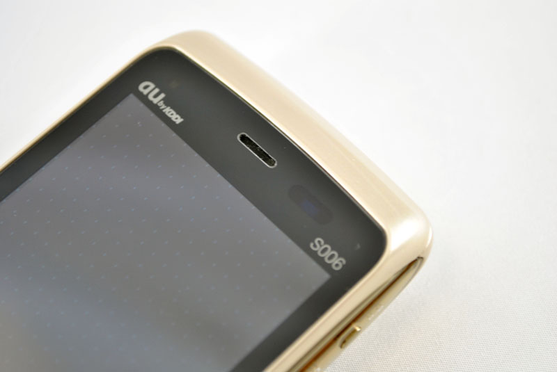 受話口の右横に、赤外線ポートがある