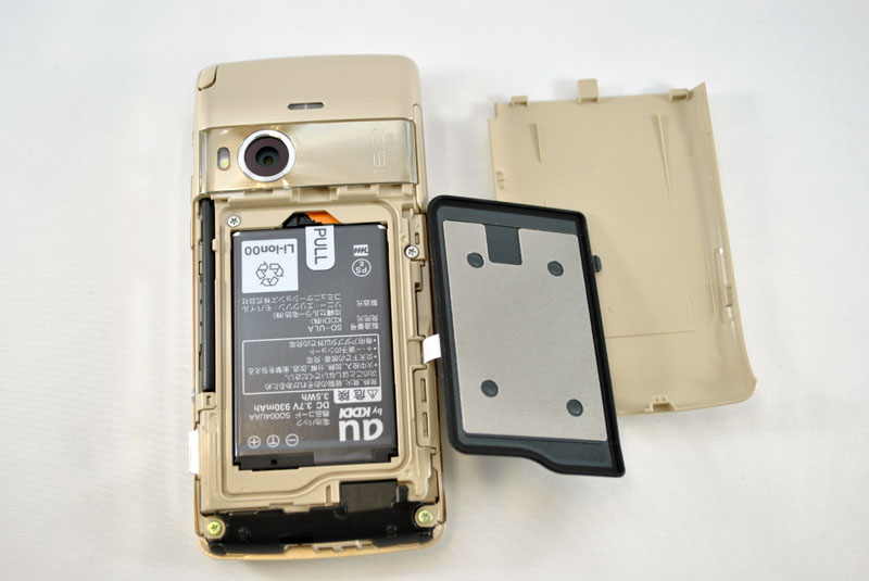 電池フタは外と内の二重構造になっており、内フタは防水仕様