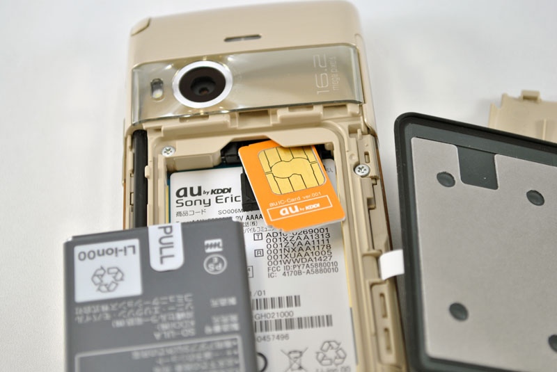 電池パックを外すことで、SIMカードの抜き差しができる
