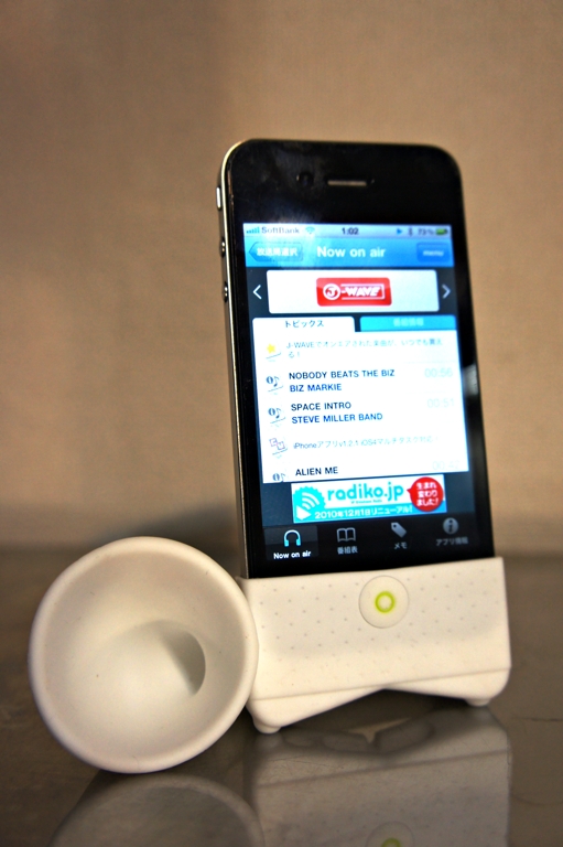 縦置きにもできる。設置面積が小さい割に、どっしりとした安定感がある。