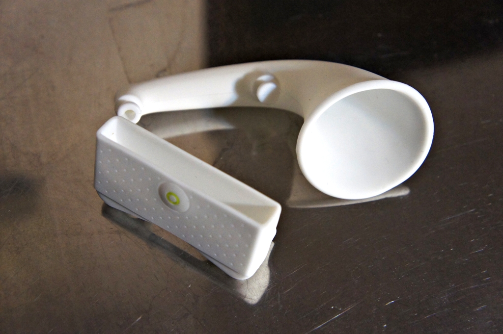 一応、iPhone 4 挿入部とホーン部分は取り外せる。持ち運びに便利？