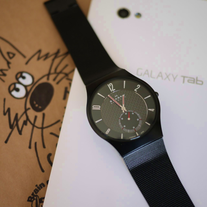 カーボンのダイヤルをより引き立てるチタニウムのブラックIPコーティングケース