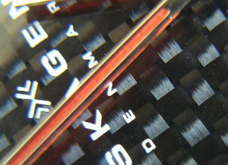 繊維の編み目も綺麗に見えるカーボンダイヤルの採用が一番の特徴だ