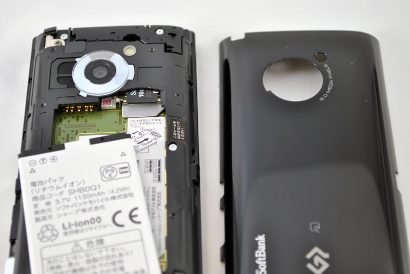 カバーと電池パックを外して、SIMカードやmicroSDカードを差し入れる