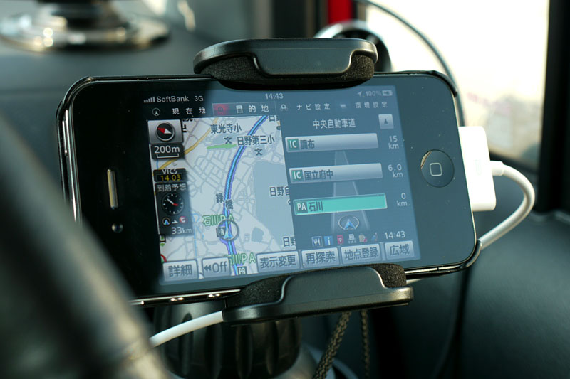 セットする角度や外光の状態によっては、このように画面表面への写り込みが生じて見えにくくなる