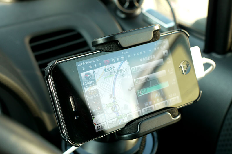 状況によっては写り込みで全然見えないことも。ノングレアフィルムを貼れば抑えられるだろうか？