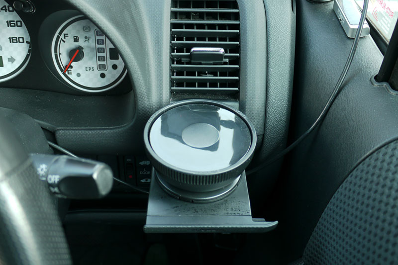 まずベースをカップホルダーに。回転させると下部が広がり、カップホルダーにガッチリと固定できる