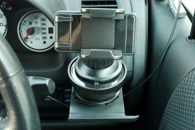 ベースの上にゲル吸盤車載ホルダーCAR-HLD5BKをセット。ベースもホルダーもシッカリと固定された