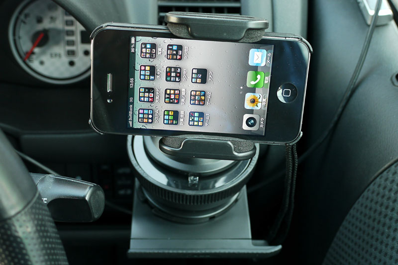 ホルダーにiPhone 4をセット。走行中も安心できる程度、十分安定的に固定された