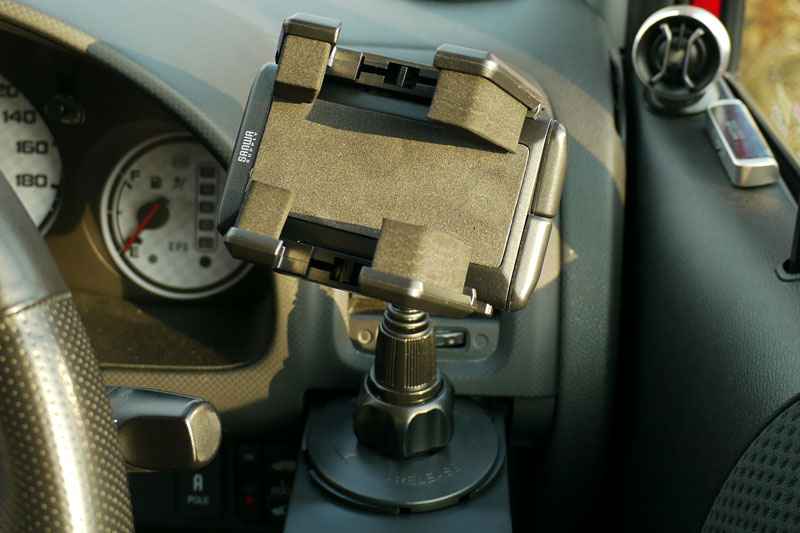 セットした状態。ドリンクホルダーに対してガッチリと装着できる