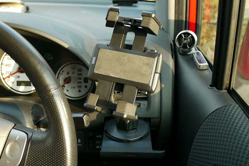 ちなみにこのホルダー、汎用なのでもっと大きな端末も固定できる