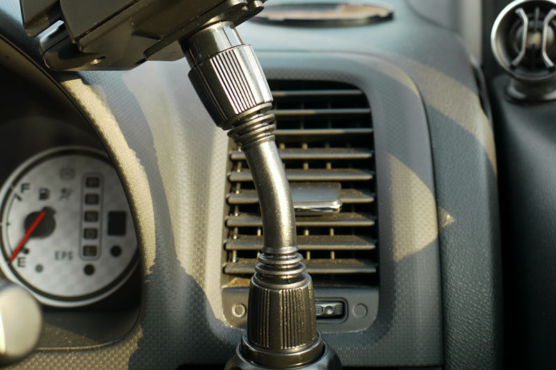 アーム部分は硬めのフレキシブル素材。自由な角度で固定できる