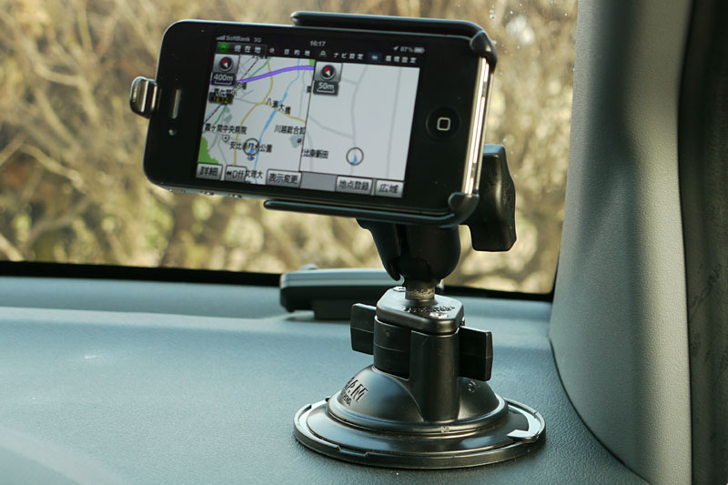 吸盤などのRAMマウント製品と組み合わせてダッシュボードにiPhone 4を固定した様子。超安定するゼ!!