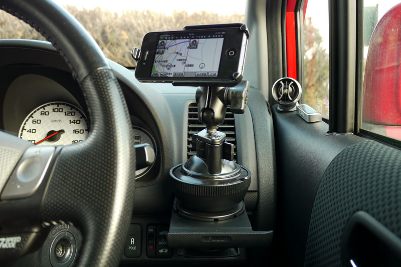 前述のカップホルダーベースの上にセット。画面向きの自由度が非常に高いので写り込みを容易に減らせる