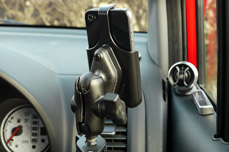 後ろから見た様子。RAMマウントは台座、アーム、ホルダー関節部（ボール）で構成され、各種組合せ可能