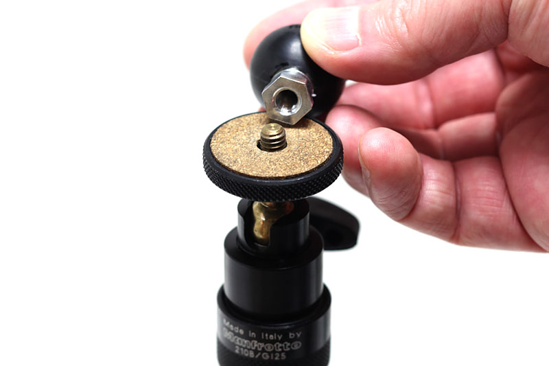 三脚の雲台にあるネジと、このRAMハンドルバーボールのネジ穴がピッタリと合致する