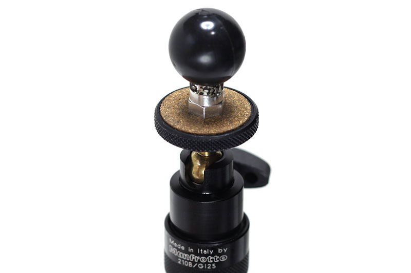 このように、市販の三脚をRAMマウントシステムの一部として使えるようになるのだ