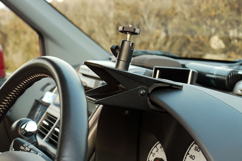 そのクリップホルダーをメーターパネル上部に固定してみた。なかなかシッカリ固定できた