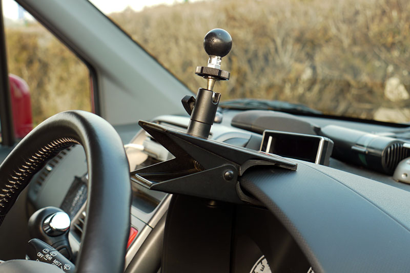 さらに、クリップホルダーの自由雲台の上に、にRAMハンドルバーボールをねじ込んで固定