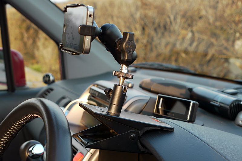 そこにiPhone 4用RAMホルダーを。このようにiPhone 4をクリップで手軽に車載できるように