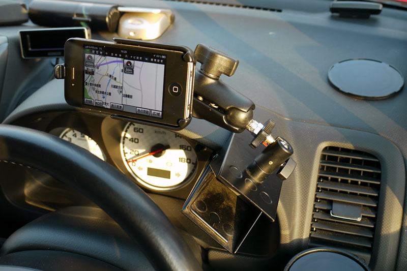 クリップホルダーの固定位置を変更。視界を確保しつつ、iPhone 4を適切な位置にセットできた