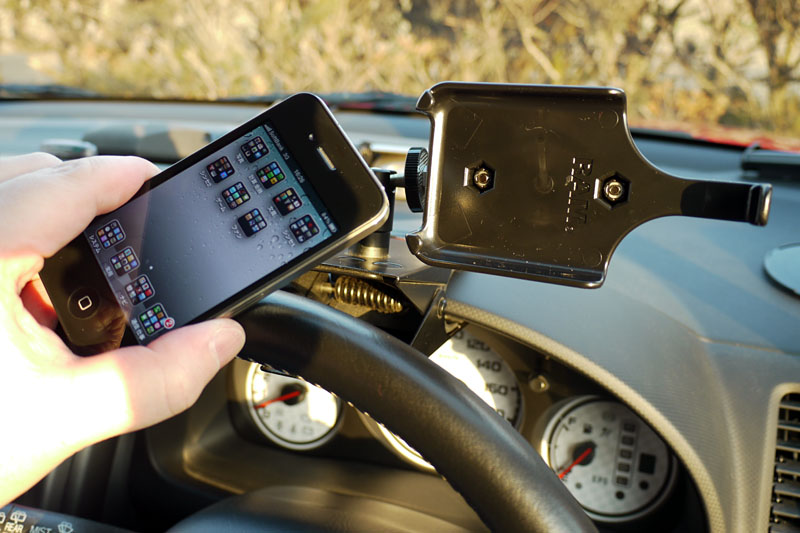 なお、iPhone 4用RAMホルダーは、iPhone 4の脱着が容易でありつつ、固定力は十分ある