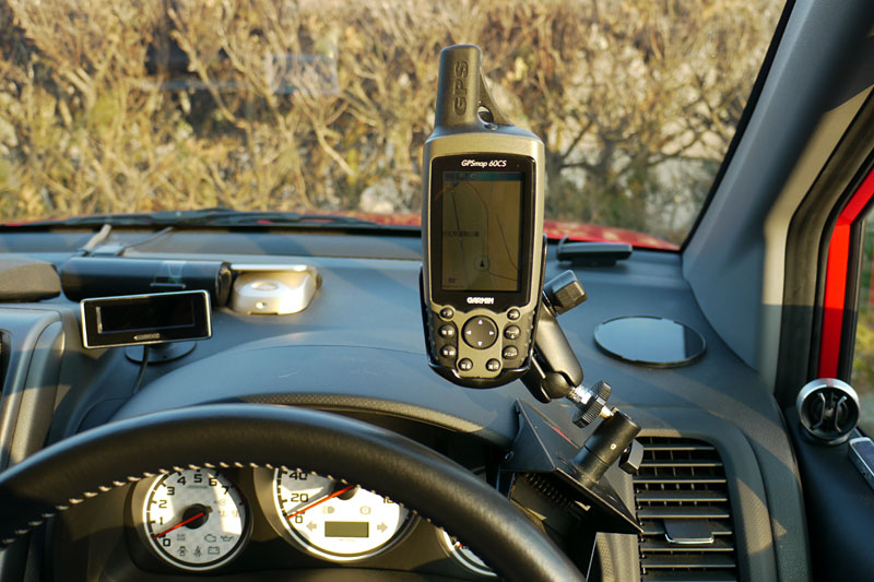 GARMINのハンディGPSマップ機器もこのように装着可能。クリップで簡単取り付けは便利っス